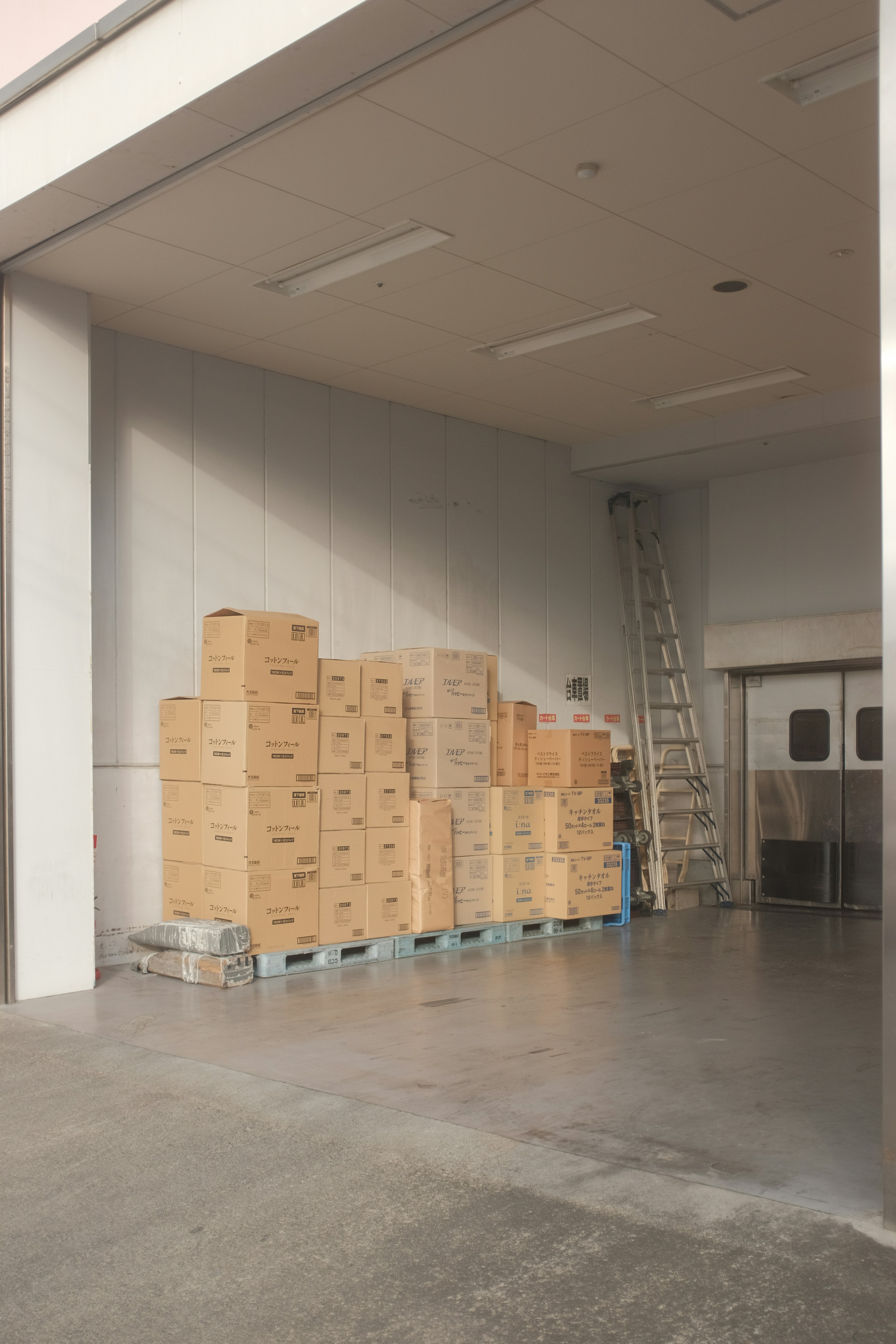 Uygun Fiyatlı Ev Eşyası Deposu görseli
